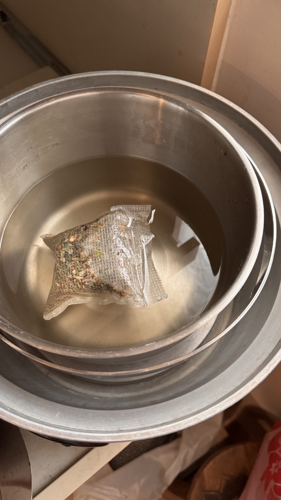 肥油掰掰茶 下鍋前先略沖 10 秒 肥油掰掰茶 茶包下鍋前特寫|先以熱水略沖