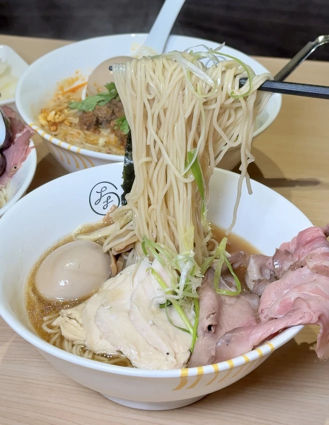 新竹人氣「大角拉麵」插旗台北東區！淡麗系雞湯拉麵加威士忌溏心蛋有夠神！限定日式擔擔麵不要錯過！(親子...