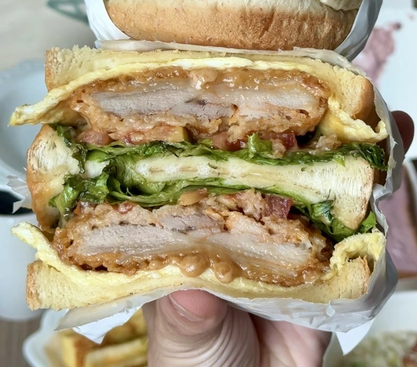 頭份巷弄隱藏版美食！「川莫廚房」厚牛堡80元起，CP值超高！晚上也有營業，超加分！花生炸雞布里歐吐司、費...