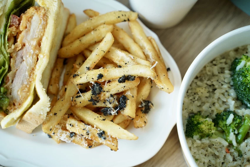 頭份巷弄隱藏版美食！「川莫廚房」厚牛堡80元起，CP值超高！晚上也有營業，超加分！花生炸雞布里歐吐司、費...