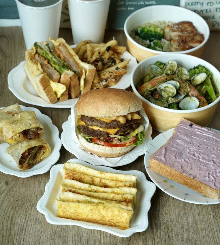 頭份巷弄隱藏版美食！「川莫廚房」厚牛堡80元起，CP值超高！晚上也有營業，超加分！花生炸雞布里歐吐司、費...
