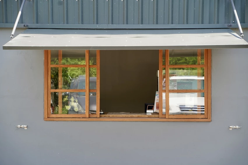 頭份巷弄隱藏版美食！「川莫廚房」厚牛堡80元起，CP值超高！晚上也有營業，超加分！花生炸雞布里歐吐司、費...