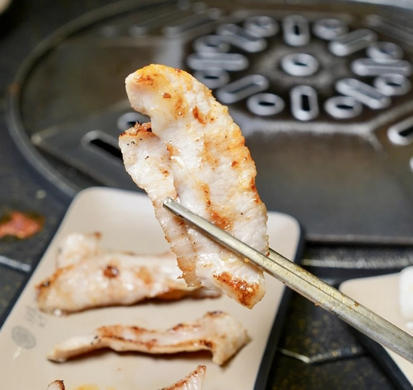 【八角道】免飛韓國！超人氣炭火烤雞肉來台灣啦！小菜、生菜無限續！韓式燒肉、韓式料理一次滿足！韓國味原...