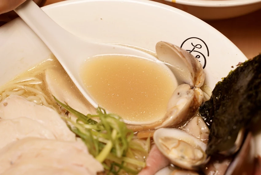 新竹人氣「大角拉麵」插旗台北東區！淡麗系雞湯拉麵加威士忌溏心蛋有夠神！限定日式擔擔麵不要錯過！(親子...