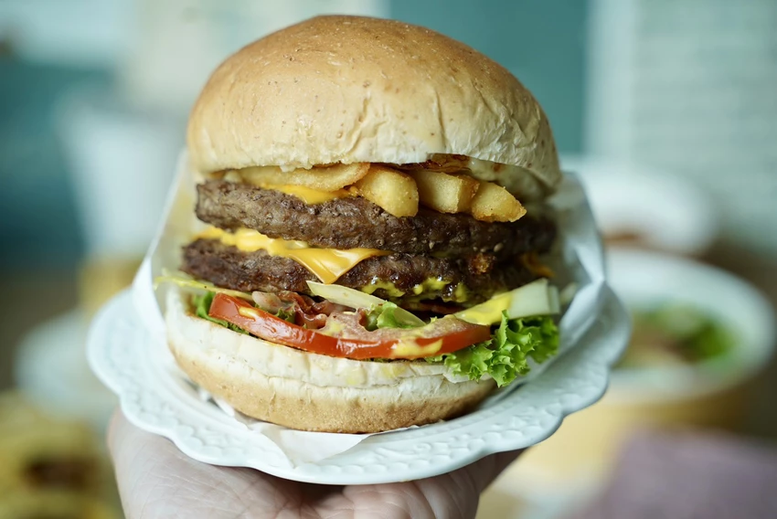 頭份巷弄隱藏版美食！「川莫廚房」厚牛堡80元起，CP值超高！晚上也有營業，超加分！花生炸雞布里歐吐司、費...