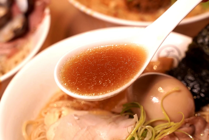 新竹人氣「大角拉麵」插旗台北東區！淡麗系雞湯拉麵加威士忌溏心蛋有夠神！限定日式擔擔麵不要錯過！(親子...