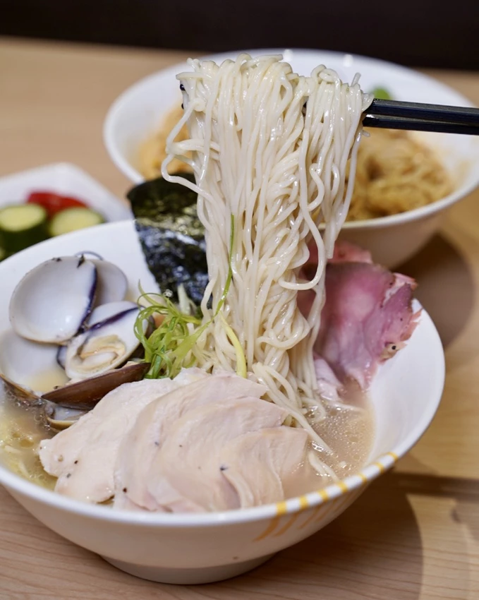 新竹人氣「大角拉麵」插旗台北東區！淡麗系雞湯拉麵加威士忌溏心蛋有夠神！限定日式擔擔麵不要錯過！(親子...