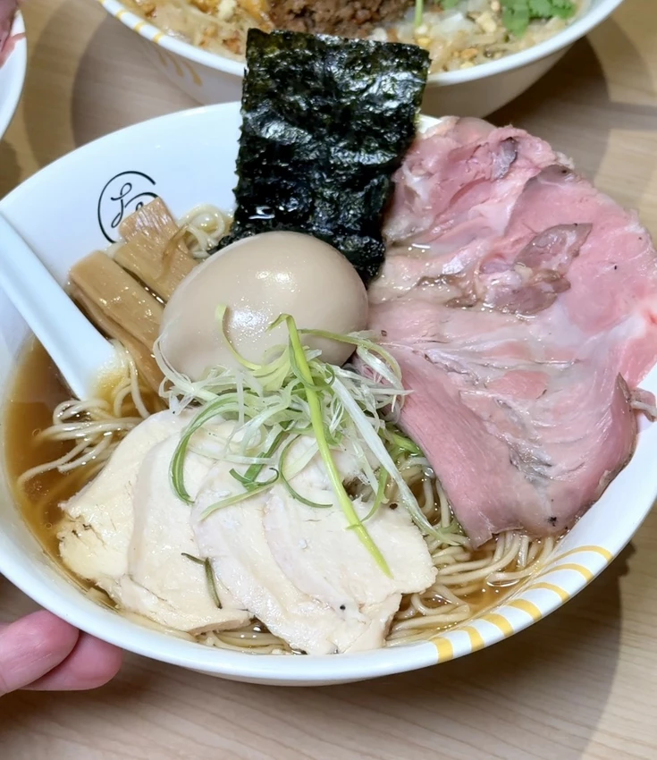 新竹人氣「大角拉麵」插旗台北東區！淡麗系雞湯拉麵加威士忌溏心蛋有夠神！限定日式擔擔麵不要錯過！(親子...