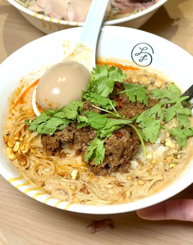 新竹人氣「大角拉麵」插旗台北東區！淡麗系雞湯拉麵加威士忌溏心蛋有夠神！限定日式擔擔麵不要錯過！(親子...