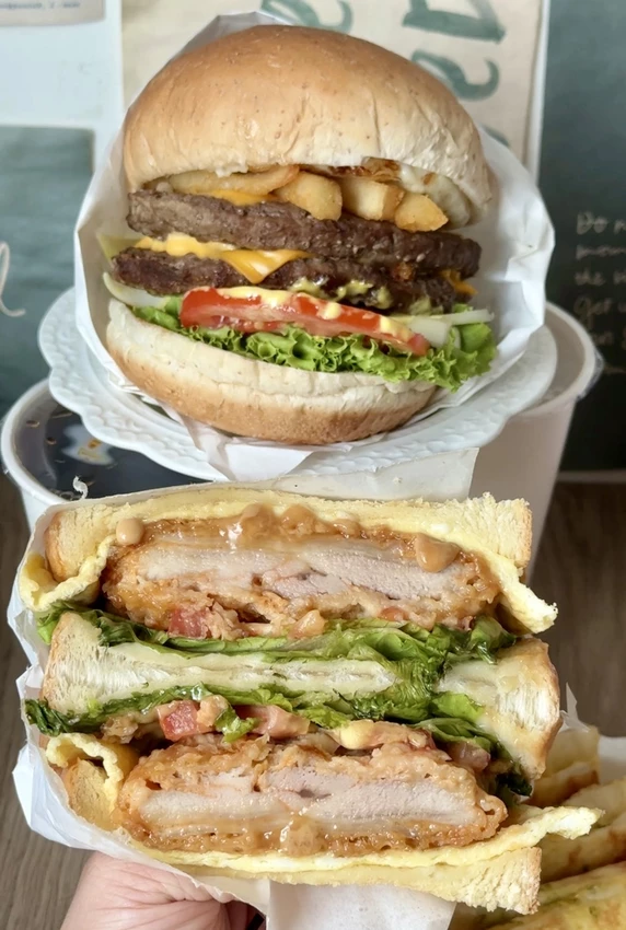 頭份巷弄隱藏版美食！「川莫廚房」厚牛堡80元起，CP值超高！晚上也有營業，超加分！花生炸雞布里歐吐司、費...