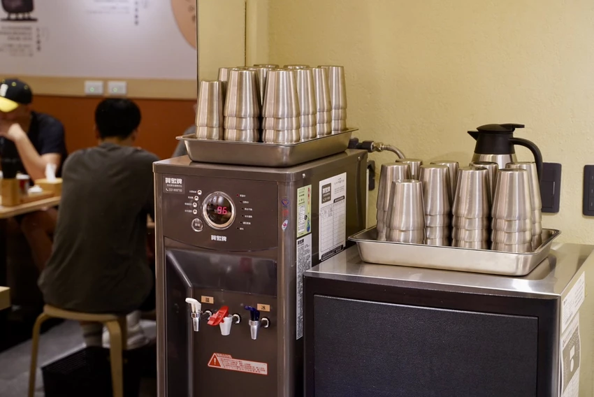 新竹人氣「大角拉麵」插旗台北東區！淡麗系雞湯拉麵加威士忌溏心蛋有夠神！限定日式擔擔麵不要錯過！(親子...