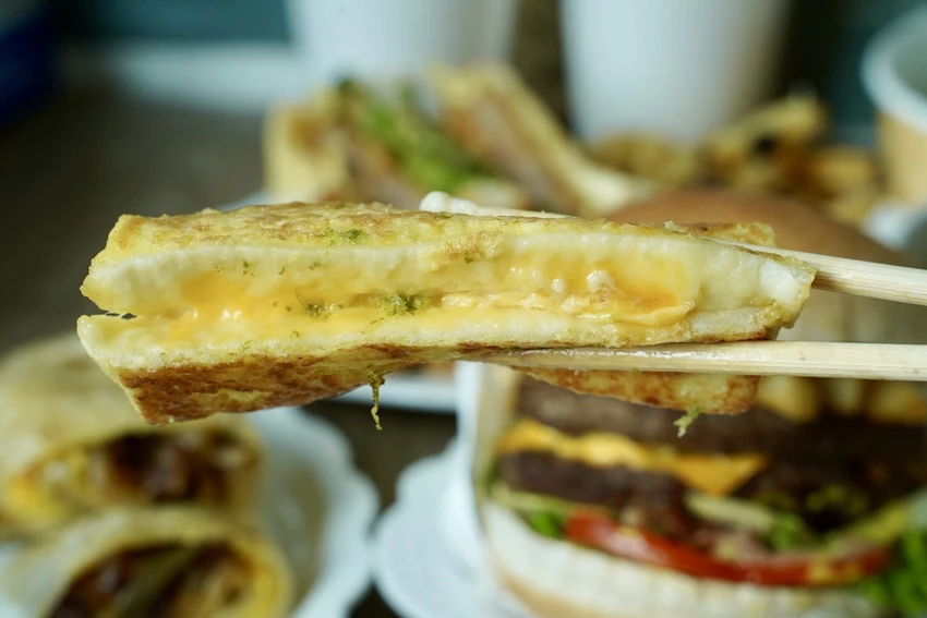 頭份巷弄隱藏版美食！「川莫廚房」厚牛堡80元起，CP值超高！晚上也有營業，超加分！花生炸雞布里歐吐司、費...