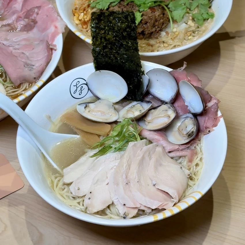 新竹人氣「大角拉麵」插旗台北東區！淡麗系雞湯拉麵加威士忌溏心蛋有夠神！限定日式擔擔麵不要錯過！(親子...