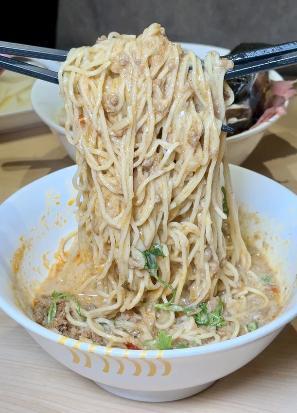新竹人氣「大角拉麵」插旗台北東區！淡麗系雞湯拉麵加威士忌溏心蛋有夠神！限定日式擔擔麵不要錯過！(親子...
