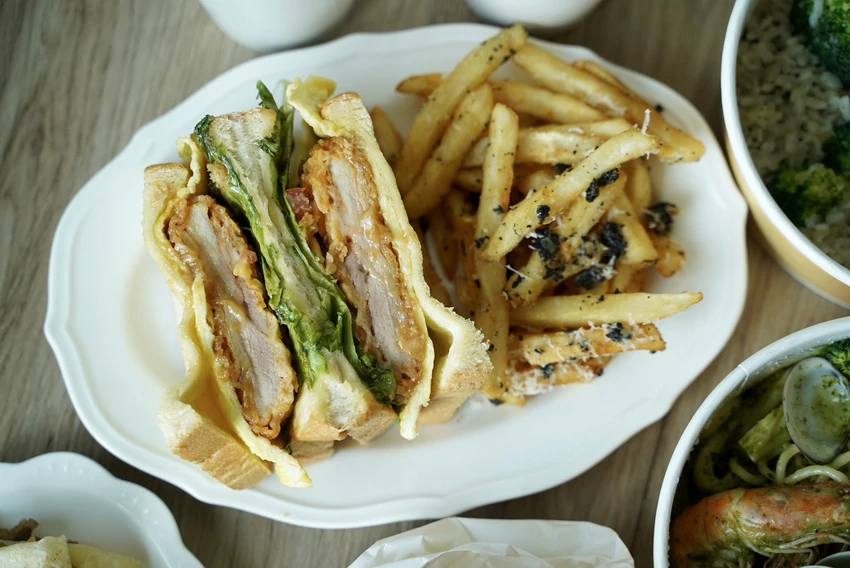 頭份巷弄隱藏版美食！「川莫廚房」厚牛堡80元起，CP值超高！晚上也有營業，超加分！花生炸雞布里歐吐司、費...