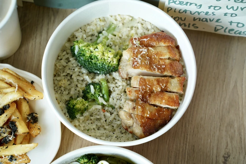 頭份巷弄隱藏版美食！「川莫廚房」厚牛堡80元起，CP值超高！晚上也有營業，超加分！花生炸雞布里歐吐司、費...