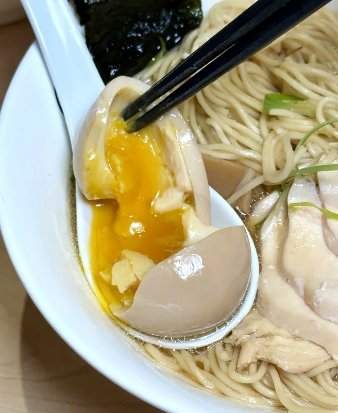 新竹人氣「大角拉麵」插旗台北東區！淡麗系雞湯拉麵加威士忌溏心蛋有夠神！限定日式擔擔麵不要錯過！(親子...