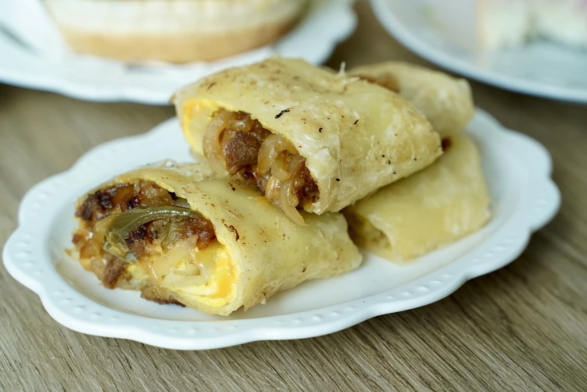 頭份巷弄隱藏版美食！「川莫廚房」厚牛堡80元起，CP值超高！晚上也有營業，超加分！花生炸雞布里歐吐司、費...