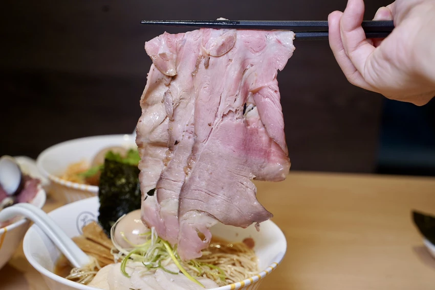 新竹人氣「大角拉麵」插旗台北東區！淡麗系雞湯拉麵加威士忌溏心蛋有夠神！限定日式擔擔麵不要錯過！(親子...