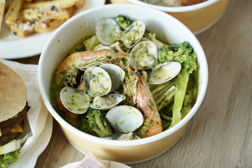 頭份巷弄隱藏版美食！「川莫廚房」厚牛堡80元起，CP值超高！晚上也有營業，超加分！花生炸雞布里歐吐司、費...