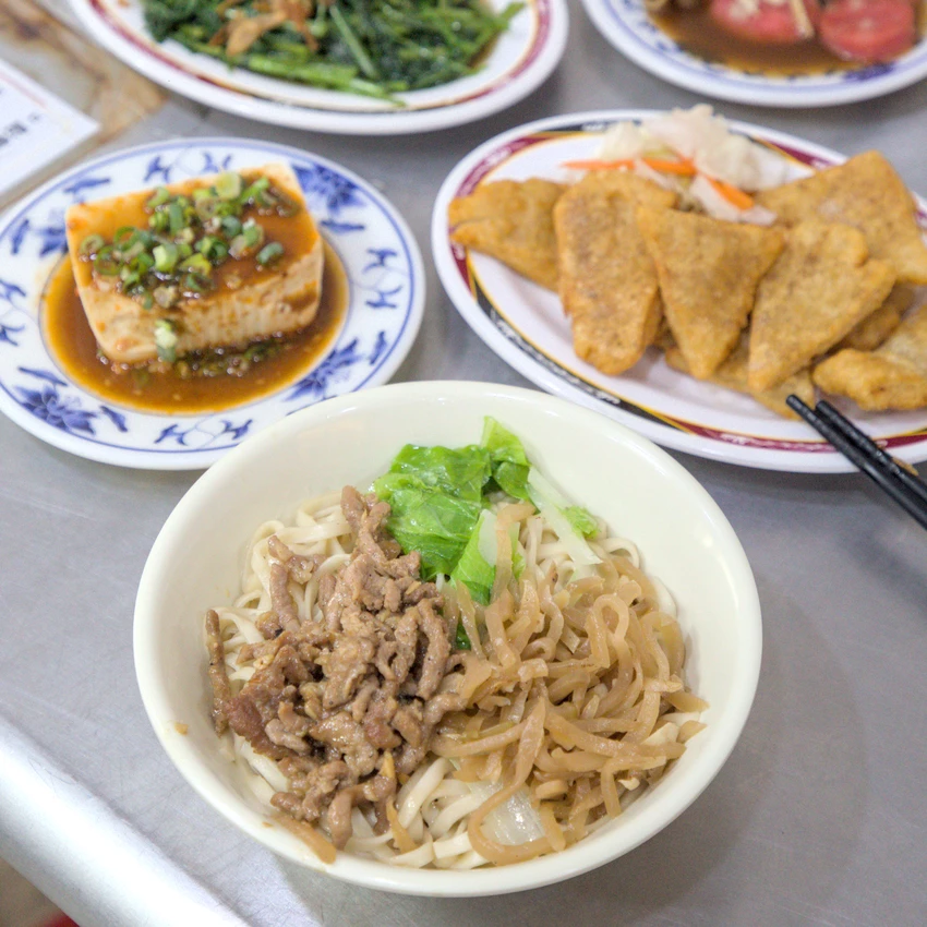 高雄鹽埕隱藏版神店！老鹽埕福記炸黑輪 乾拌麵必吃，在地饕客才知道。