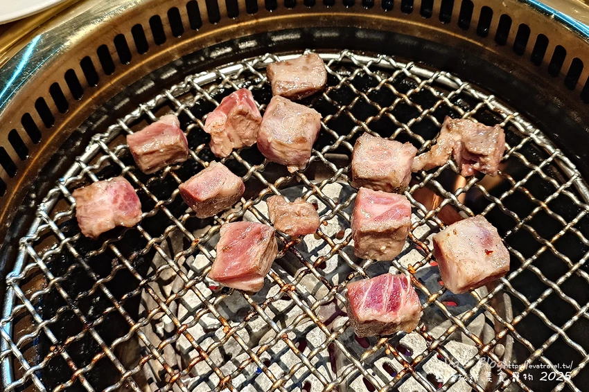 台中市西屯區【台中燒肉推薦】茶六燒肉堂 新朝富店｜你是肉控嗎?快來!這裡是肉食者天堂，服務好、套餐肉品豐富、可愛怪物雪花冰。台中燒烤