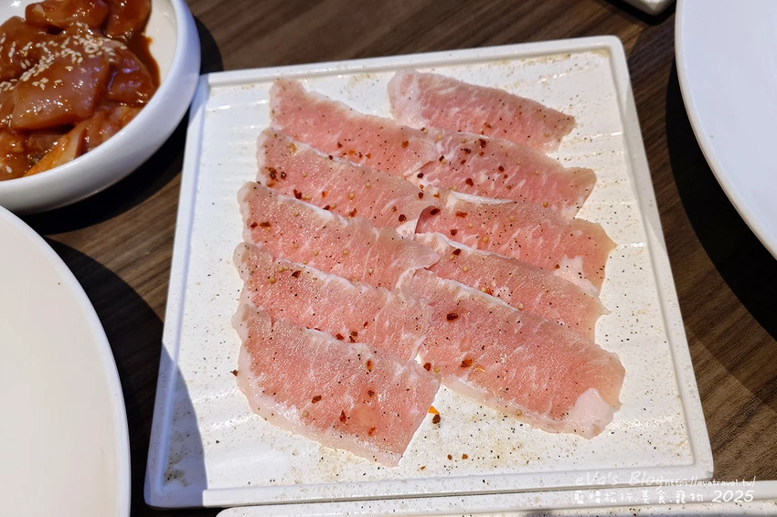 台中市西屯區【台中燒肉推薦】茶六燒肉堂 新朝富店｜你是肉控嗎?快來!這裡是肉食者天堂，服務好、套餐肉品豐富、可愛怪物雪花冰。台中燒烤