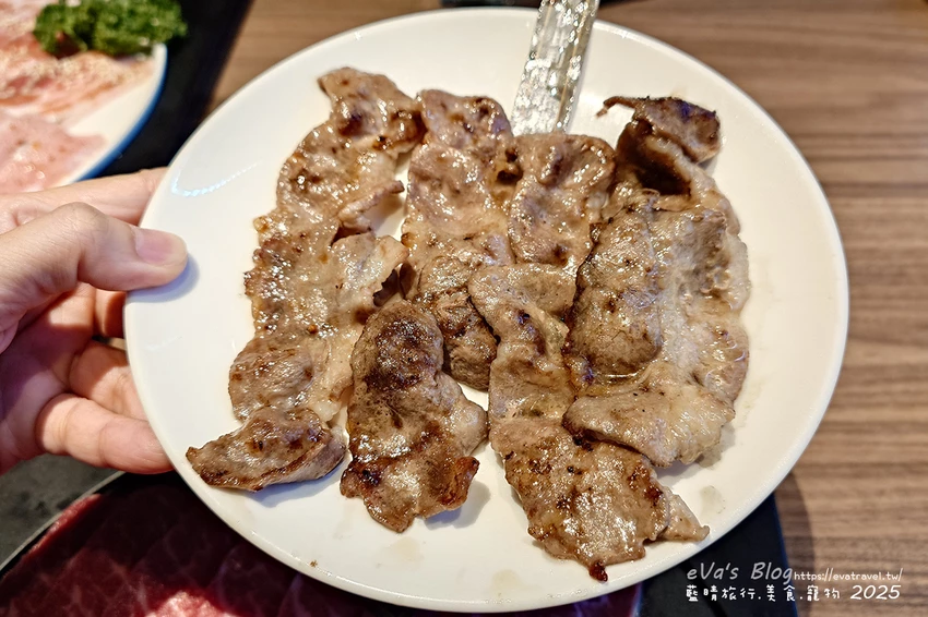 台中市西屯區【台中燒肉推薦】茶六燒肉堂 新朝富店｜你是肉控嗎?快來!這裡是肉食者天堂，服務好、套餐肉品豐富、可愛怪物雪花冰。台中燒烤