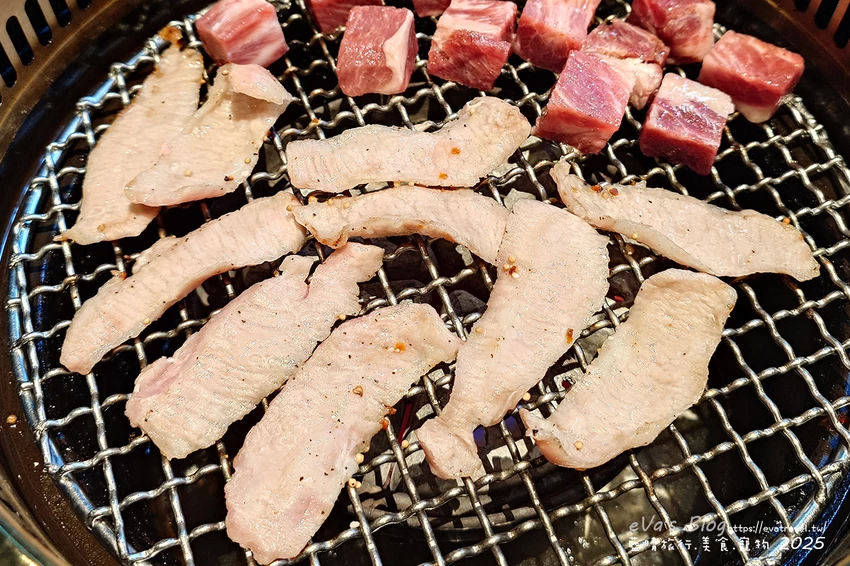 台中市西屯區【台中燒肉推薦】茶六燒肉堂 新朝富店｜你是肉控嗎?快來!這裡是肉食者天堂，服務好、套餐肉品豐富、可愛怪物雪花冰。台中燒烤