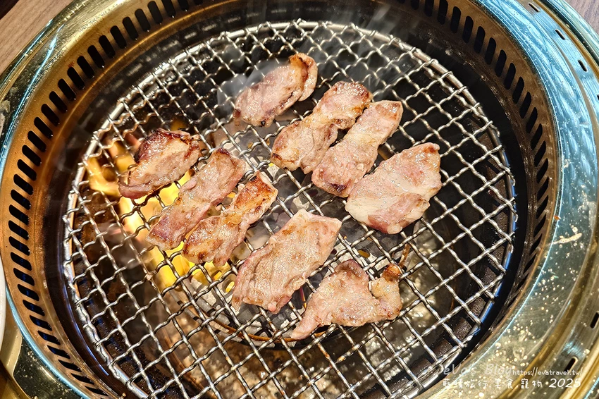 台中市西屯區【台中燒肉推薦】茶六燒肉堂 新朝富店｜你是肉控嗎?快來!這裡是肉食者天堂，服務好、套餐肉品豐富、可愛怪物雪花冰。台中燒烤