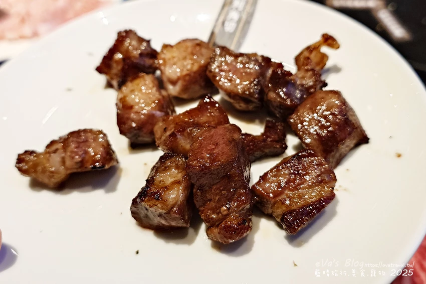 台中市西屯區【台中燒肉推薦】茶六燒肉堂 新朝富店｜你是肉控嗎?快來!這裡是肉食者天堂，服務好、套餐肉品豐富、可愛怪物雪花冰。台中燒烤