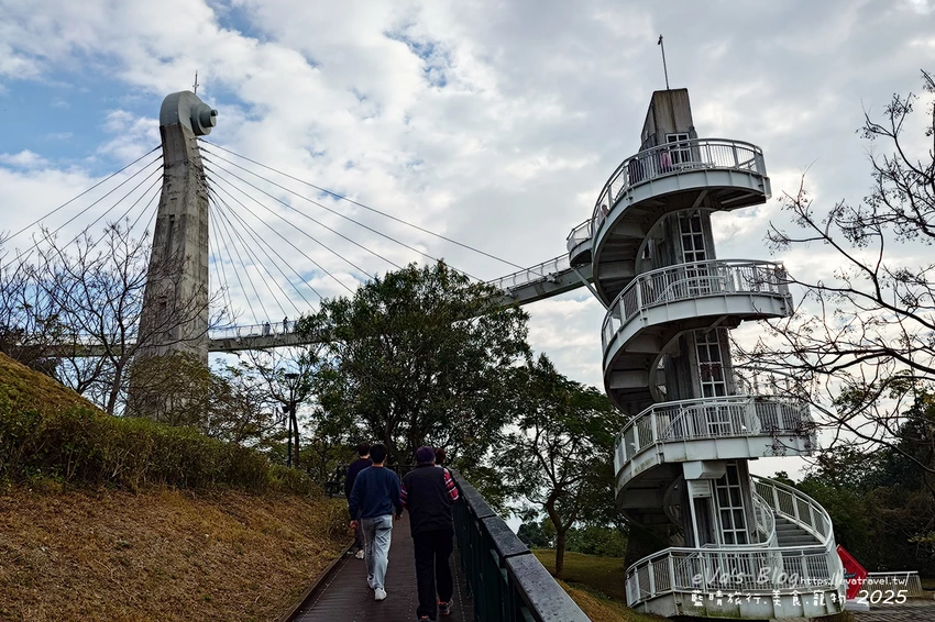 【高雄景點】崗山之眼|以音樂為設計概念打造的天空步道遠眺高雄之美。114年2月10日起休園整建