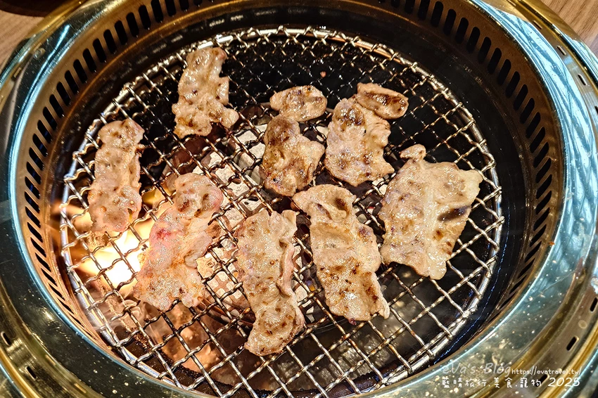 台中市西屯區【台中燒肉推薦】茶六燒肉堂 新朝富店｜你是肉控嗎?快來!這裡是肉食者天堂，服務好、套餐肉品豐富、可愛怪物雪花冰。台中燒烤