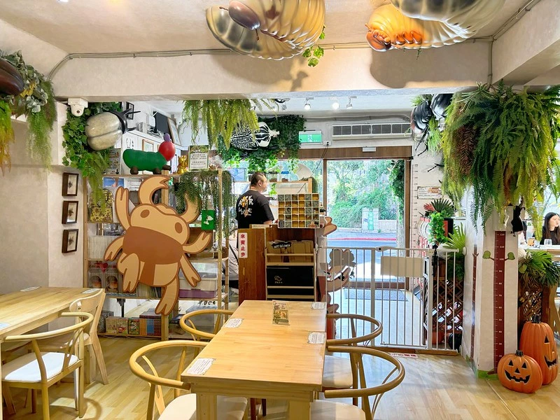 台北親子餐廳推薦！士林甲蟲秘境吃甲蟲鬆餅，免費甲蟲導覽近距離摸甲蟲。