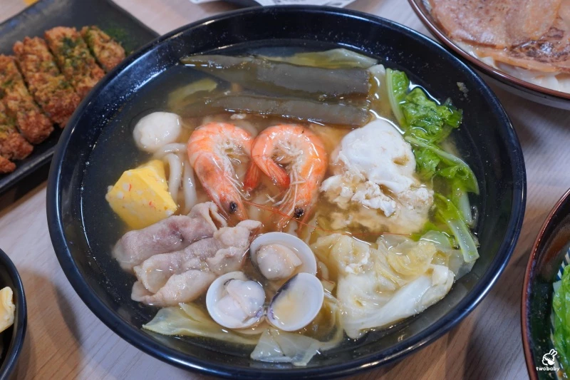 新北市板橋區【二春外鍋燒專賣店 板橋埔墘店】每日現煮湯頭+澎湃配料,十多種湯頭想吃哪款自己搭!