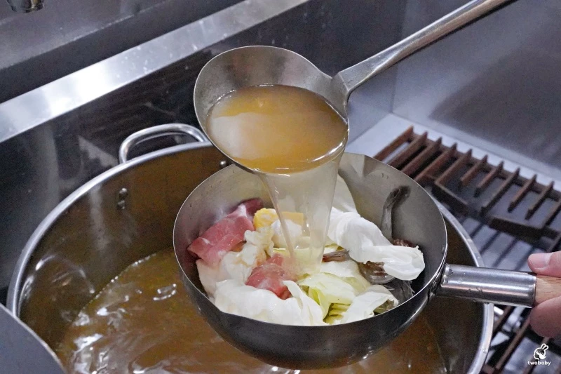 新北市板橋區【二春外鍋燒專賣店 板橋埔墘店】每日現煮湯頭+澎湃配料,十多種湯頭想吃哪款自己搭!