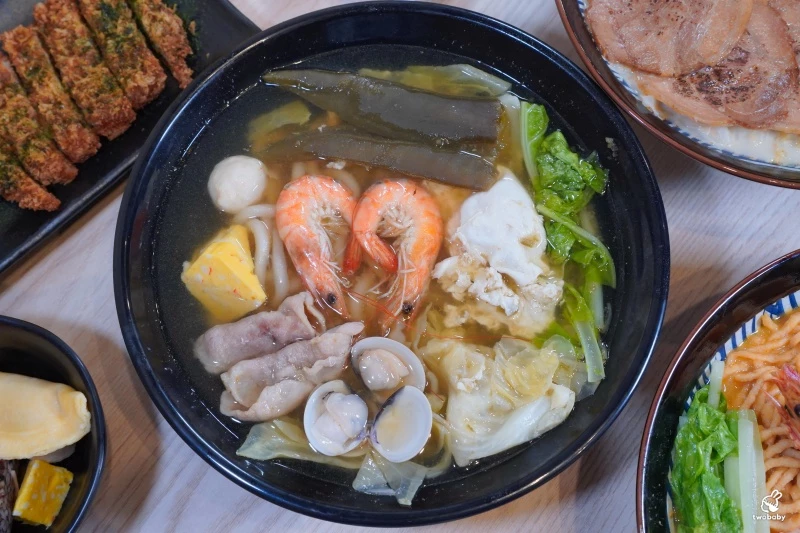 新北市板橋區【二春外鍋燒專賣店 板橋埔墘店】每日現煮湯頭+澎湃配料,十多種湯頭想吃哪款自己搭!