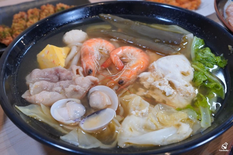 新北市板橋區【二春外鍋燒專賣店 板橋埔墘店】每日現煮湯頭+澎湃配料,十多種湯頭想吃哪款自己搭!