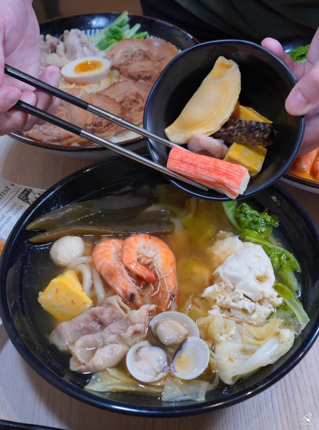 新北市板橋區【二春外鍋燒專賣店 板橋埔墘店】每日現煮湯頭+澎湃配料,十多種湯頭想吃哪款自己搭!