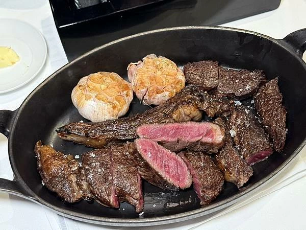 台北米其林一星牛排！A CUT經典招牌肋，體驗奢華牛排饗宴的極致。