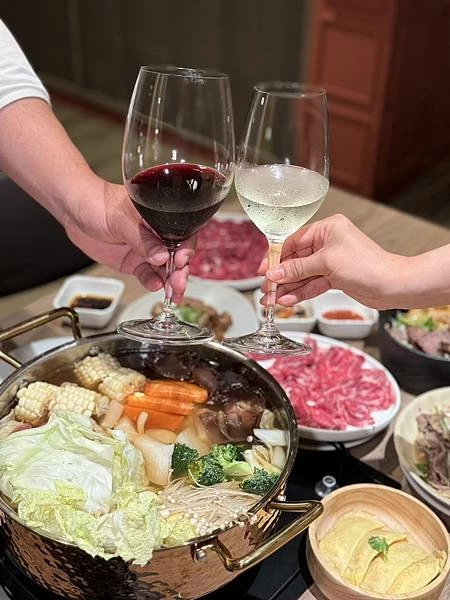 台北溫體牛火鍋宵夜推薦！牛寓鮮切溫體牛，涮煮幾秒肉嫩鮮甜感十足。