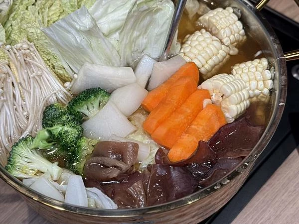 台北溫體牛火鍋宵夜推薦！牛寓鮮切溫體牛，涮煮幾秒肉嫩鮮甜感十足。