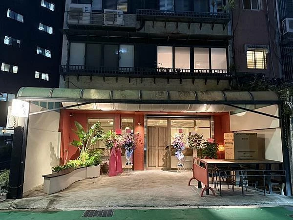 台北溫體牛火鍋宵夜推薦！牛寓鮮切溫體牛，涮煮幾秒肉嫩鮮甜感十足。