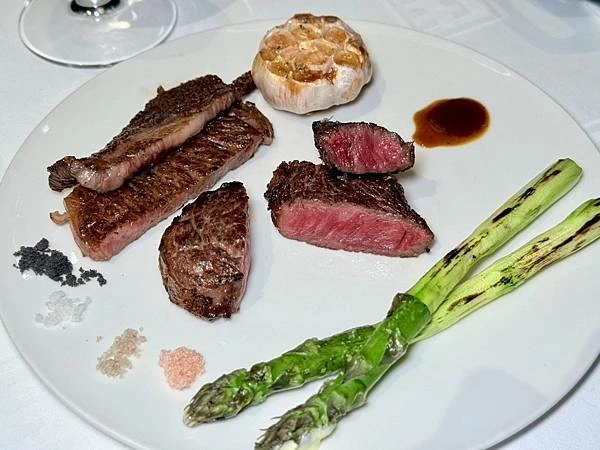 台北米其林一星牛排！A CUT經典招牌肋，體驗奢華牛排饗宴的極致。