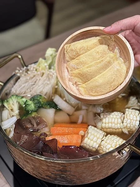 台北溫體牛火鍋宵夜推薦！牛寓鮮切溫體牛，涮煮幾秒肉嫩鮮甜感十足。