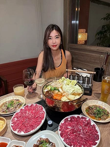 台北溫體牛火鍋宵夜推薦！牛寓鮮切溫體牛，涮煮幾秒肉嫩鮮甜感十足。