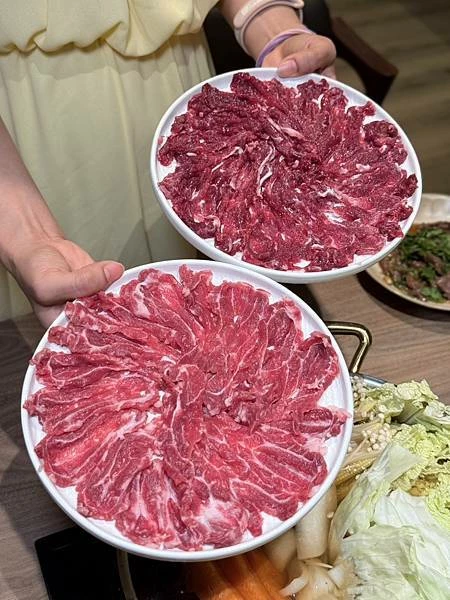 台北溫體牛火鍋宵夜推薦！牛寓鮮切溫體牛，涮煮幾秒肉嫩鮮甜感十足。
