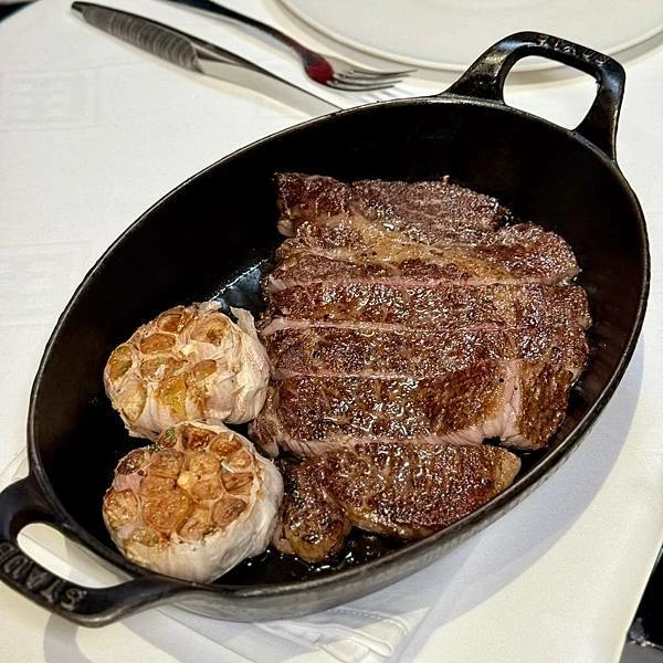 台北米其林一星牛排！A CUT經典招牌肋，體驗奢華牛排饗宴的極致。