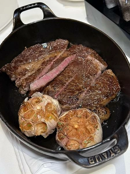 台北米其林一星牛排！A CUT經典招牌肋，體驗奢華牛排饗宴的極致。