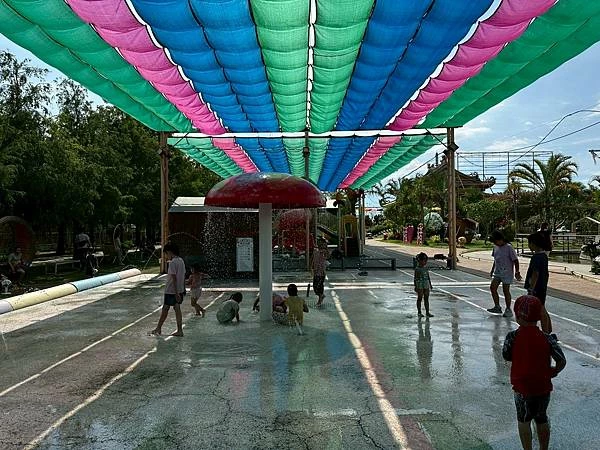 嘉義民雄親子旅遊景點!三隻小豬觀光農場,3000坪迷你動物園可玩一整天。